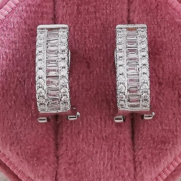 STERLING SILVER DIAMOND EARRINGS, NICE EARRINGS, CUTE EARRINGS - Picture 2 of 4